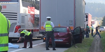 Tragédie na D5: Hrozivou nehodu mladík přežil, zabil ho však projíždějící autobus