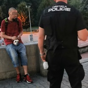 Šel Plazou a močil před sebe