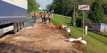 Kamion si o svodidla prorazil nádrž