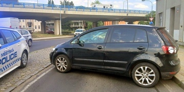 Nepozornému řidiči ujelo auto