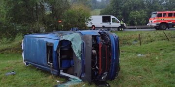 Během nehody byl zraněn řidič i dítě, které přepravoval