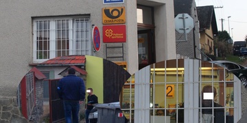 Loupež na poště, ozbrojený pachatel unikl