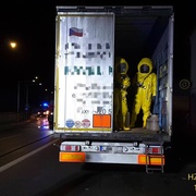 Z kamionu začala za jízdy unikat žíravina