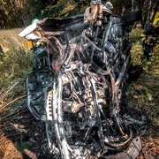 Auto se po nehodě převrátilo a začalo hořet