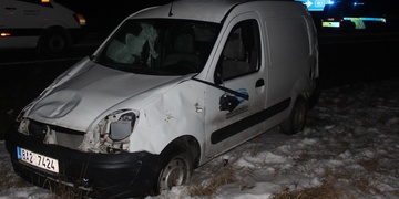 Na D5 havarovala dodávka a několikrát se otočila přes střechu