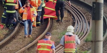 Vlak usmrtil člověka, který si lehl do kolejiště