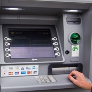 Bankomat vyplácel dvojnásobek