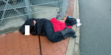 Z noclehu na chodníku rovnou na záchytku