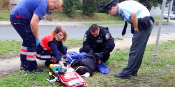 Mladá žena nalezena v bezvědomí na Domažlické