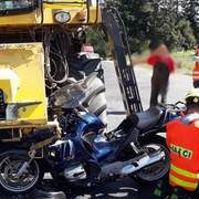 Motocykl se doslova zasekl pod kombajnem