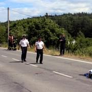 Řidič skútru upadl na silnici, řidič kamionu havaroval na dálnici
