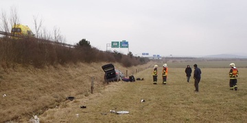 Vozidlo vyletělo z dálnice, zranění utrpěly bohužel děti