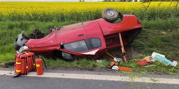 Střet osobního vozu s tramvají i auto na střeše