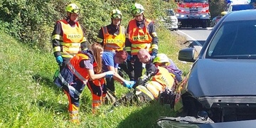 Střet skútru s autem, na místě přistává vrtulník leteckých záchranářů