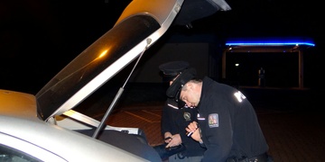 Opilý zapadl s autem, tak se zamyslel a na pomoc si pozval policii