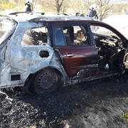 Oheň auto zcela zničil