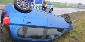 Těžce opilá řidička se s autem převrátila, vezla i dítě