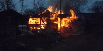 Požár chaty hasily tři jednotky hasičů