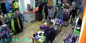 Pokladnu vykrádal před svým nezletilým synem