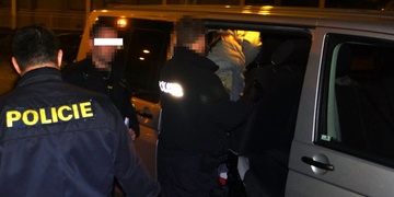 Celostátně hledaného lupiče se samopalem zadrželi plzeňští policisté