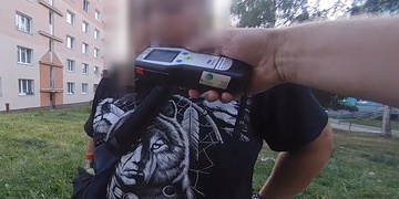 "Proč mě stavíte? Mám důležitý hovor!" sdělila silně opilá řidička strážníkům