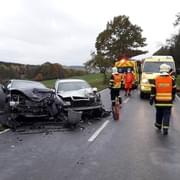 Nehoda tří aut se zraněním několika osob