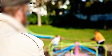 Deviant na dětském hřišti