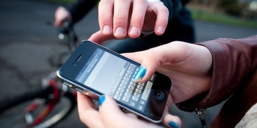 Další loupež v Plzni - pachatel zmlátil muže pro mobilní telefon
