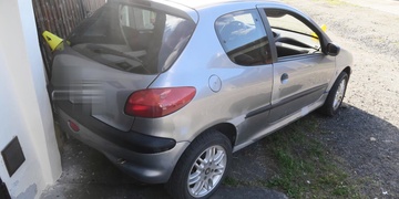 Opilý řidič uvízl mezi garážemi