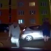 Žena autem srazila ozbrojeného útočníka