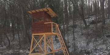 Žena spadla z posedu a těžce se zranila