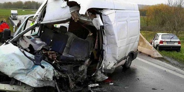 Během dnešní večerní nehody zemřel jeden člověk