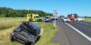 Po střetu jedno auto skončilo mimo silnici