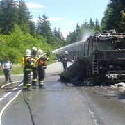 Autobus, vezoucí dětské fotbalisty, začal za jízdy hořet