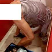 Nahý pokálený bezdomovec si začal prát v Plaze