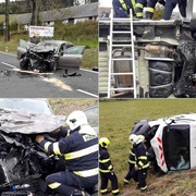Po čelním střetu se dodávka ještě převrátila do pole