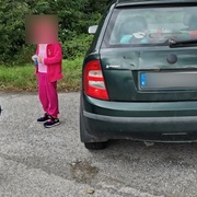 Pachatel ujížděl policii a ve voze vezl malé děti z dětského domova