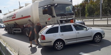 Střet cisterny s osobním vozem u Rondelu