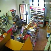 Loupež se zbraní na Křimické, nepoznáte pachatele právě vy?