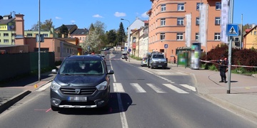 Policisté hledají svědky dopravní nehody, během které vozidlo srazilo na přechodu ženu s dítětem