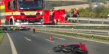 Motocyklista zemřel na přivaděči k dálnici D5