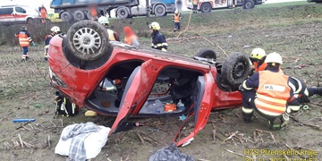 Auto skončilo na střeše v poli