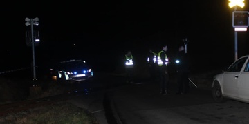 Osobní vlak se na přejezdu střetl s autem, ve kterém cestovalo i dítě