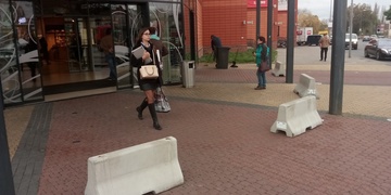 Před Plazou se právě staví protiteroristické citybloky