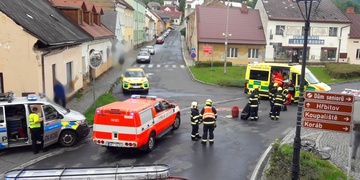 Střet cyklisty s autem, na místo musel pro těžce zraněného letět vrtulník