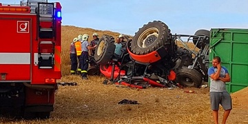 Traktor zavalil jednadvacetiletého traktoristu