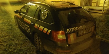 Muže našli mrtvého v tratolišti krve pod schody
