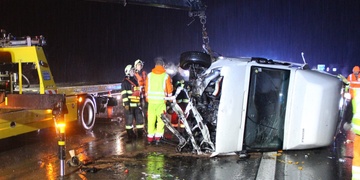 Na D5 se převrátil obytný vůz