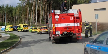 Dva muži spadli z lešení a skončili v nemocnici