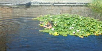 Žena s téměř čtyřmi promile před strážníky skočila do jezírka